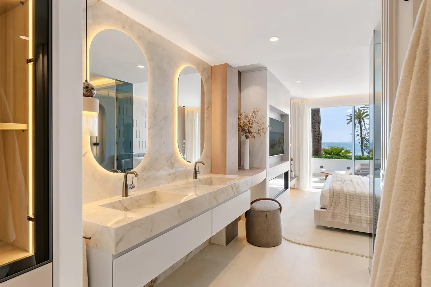 Alcazaba Beach Frontline Apartment - Image 11