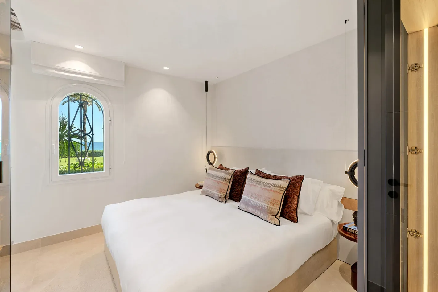 Alcazaba Beach Frontline Apartment - Image 14