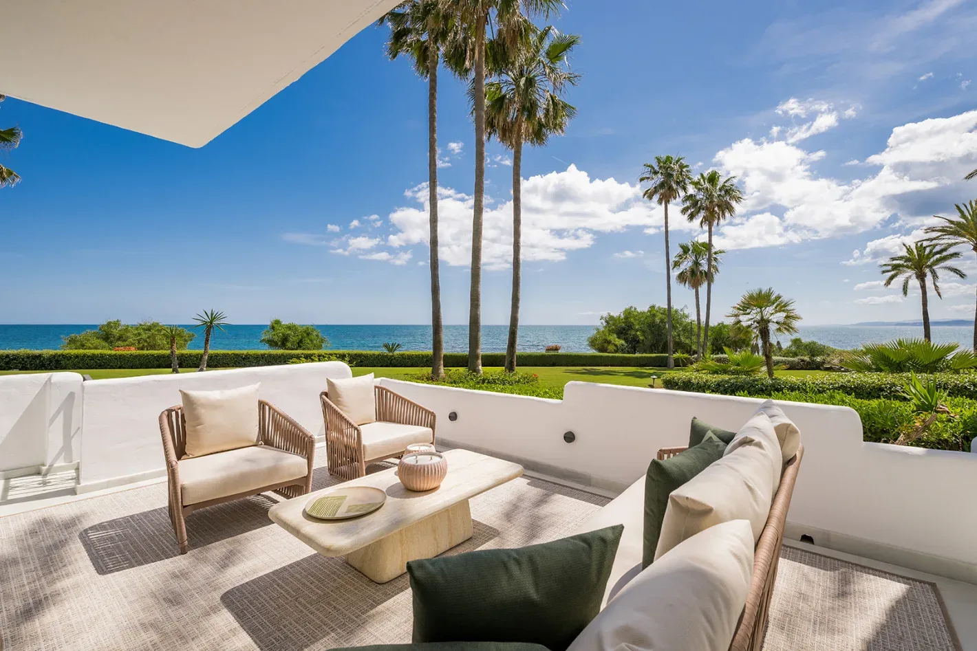 Alcazaba Beach Frontline Apartment - Image 2