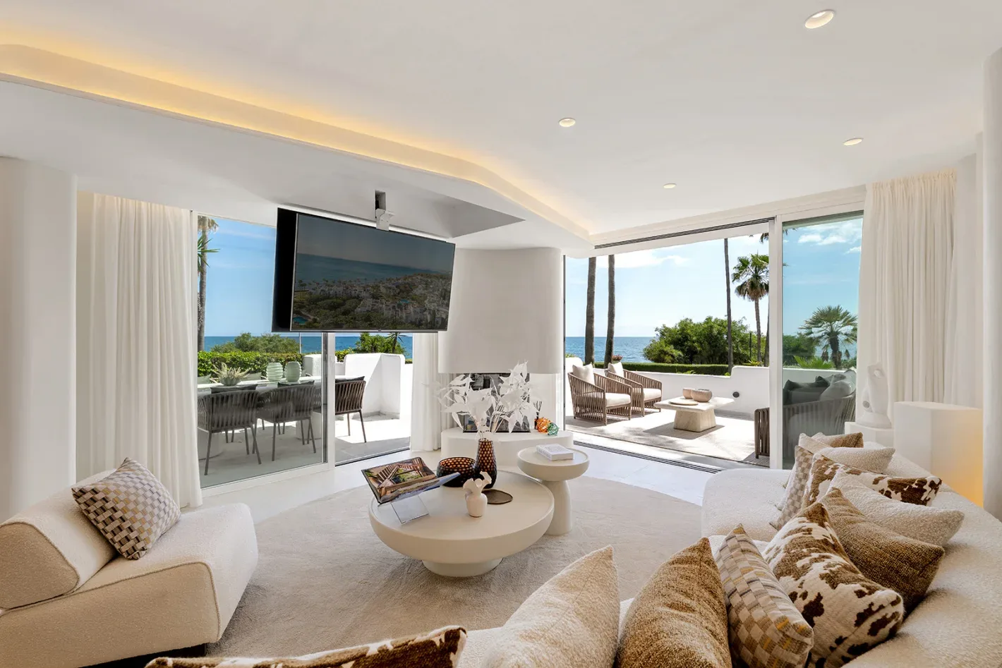 Alcazaba Beach Frontline Apartment - Image 5