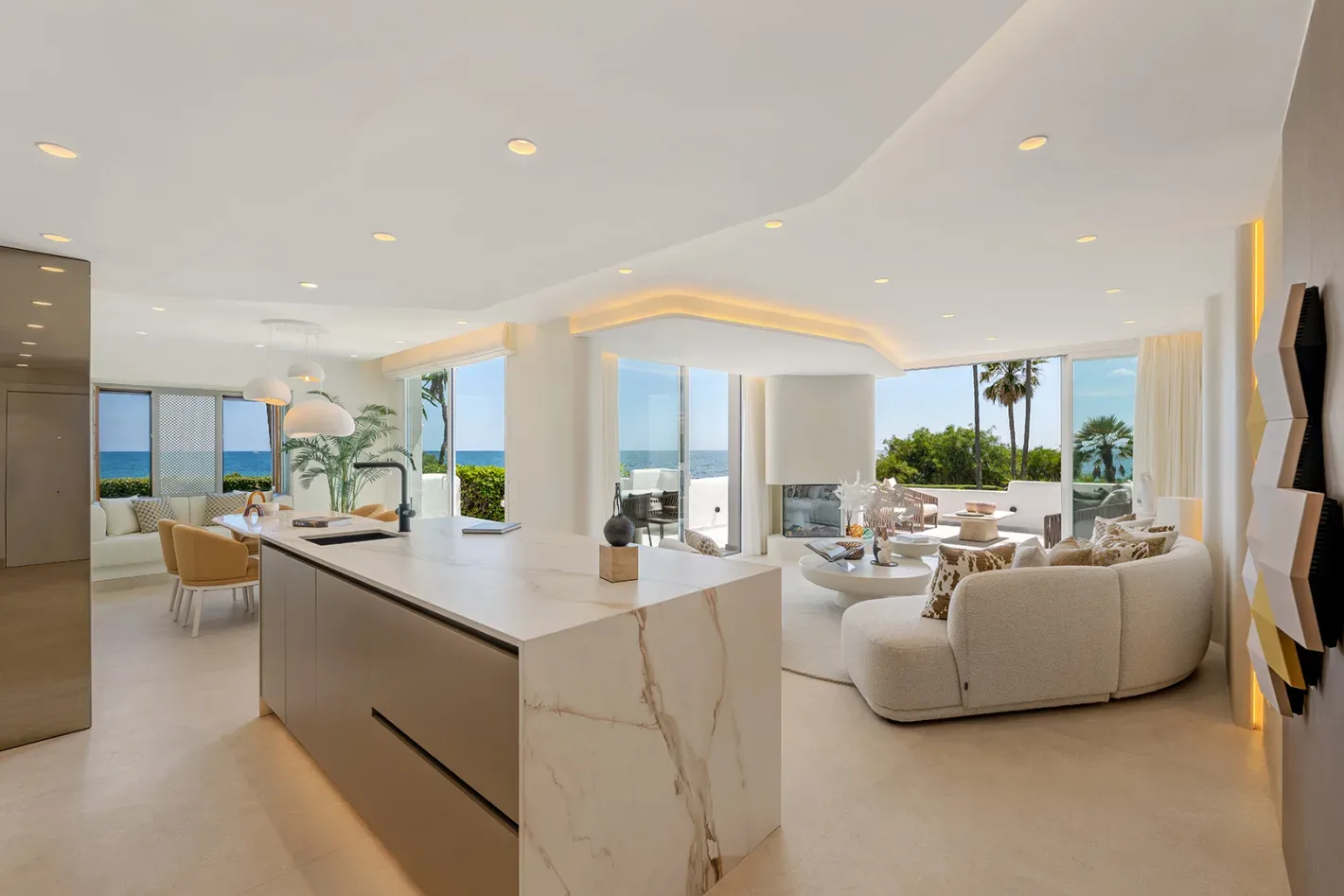 Alcazaba Beach Frontline Apartment - Image 6