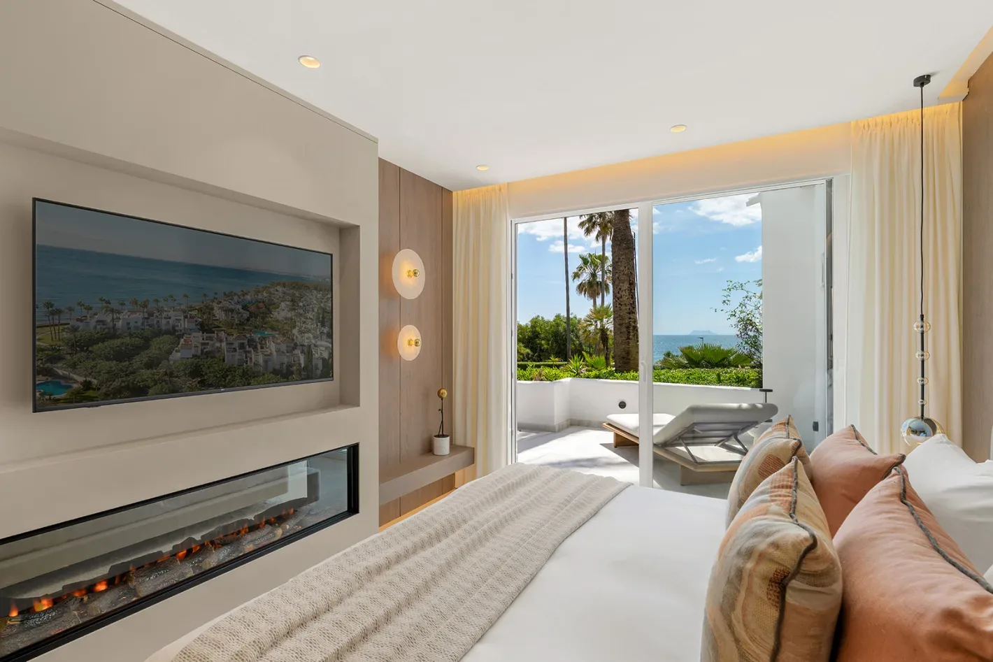 Alcazaba Beach Frontline Apartment - Image 9