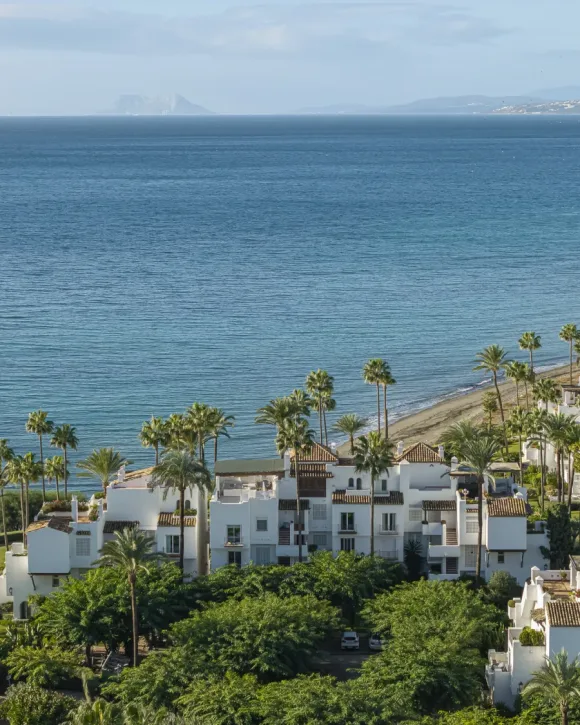 Où se trouve Alcazaba Beach ?