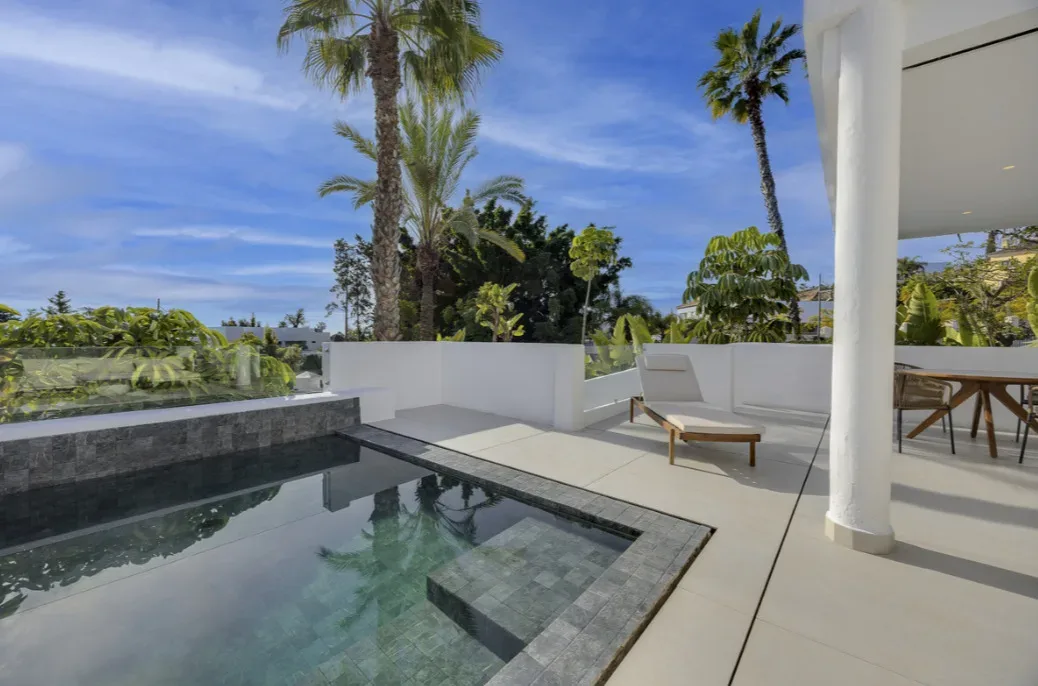 Garden and penthouse homes by the golf